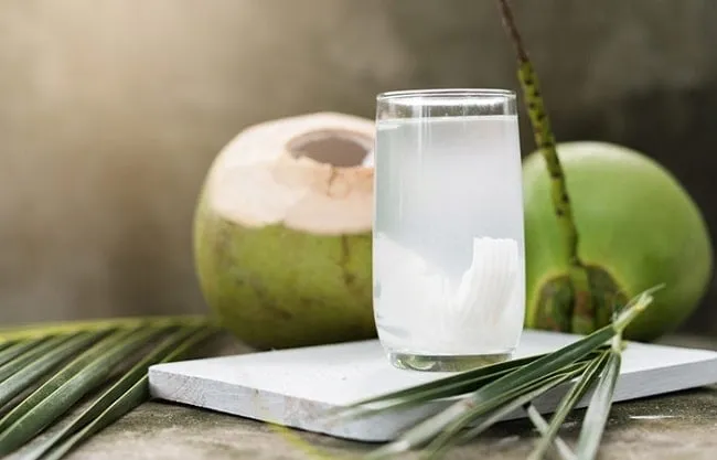 Cơm Dừa Tươi - Tuyển chọn những trái dừa vừa rám vỏ, cơm dày, béo ngậy, bào sợi thủ công mỗi sáng để giữ độ tươi ngon. - Nguyên liệu Authentic Cham Cakes Kim Quang Bakery