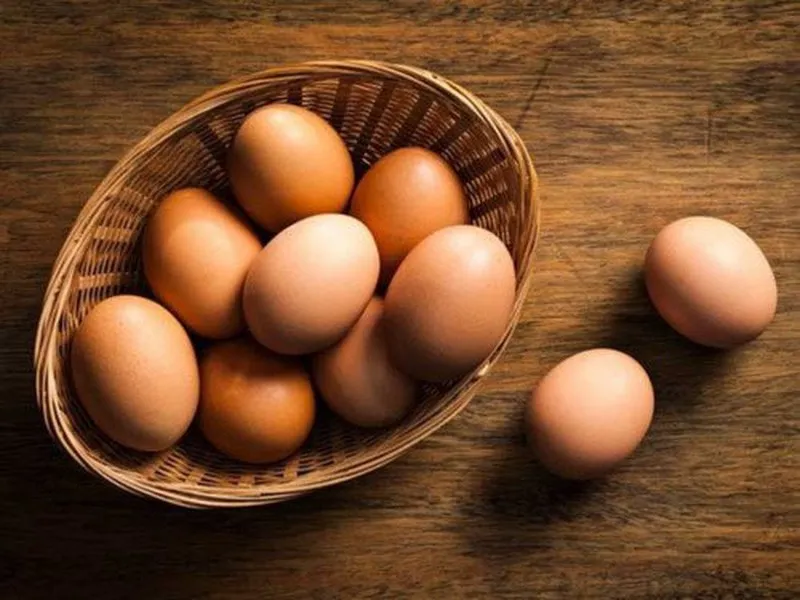 Trứng Gà Ta - Nguồn trứng tươi mỗi ngày từ các trang trại địa phương, tạo nên màu vàng óng tự nhiên và hương vị đậm đà. - Nguyên liệu Authentic Cham Cakes Kim Quang Bakery
